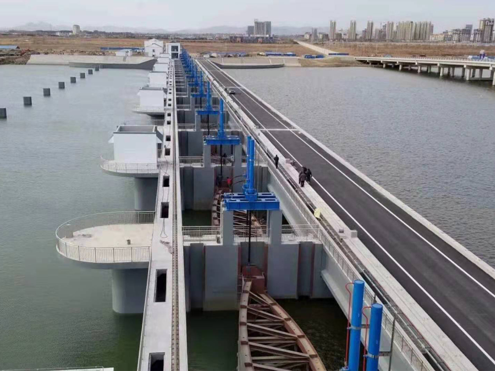 威海香水河擋潮閘，雙曲拱弧形結構，獲發明專利